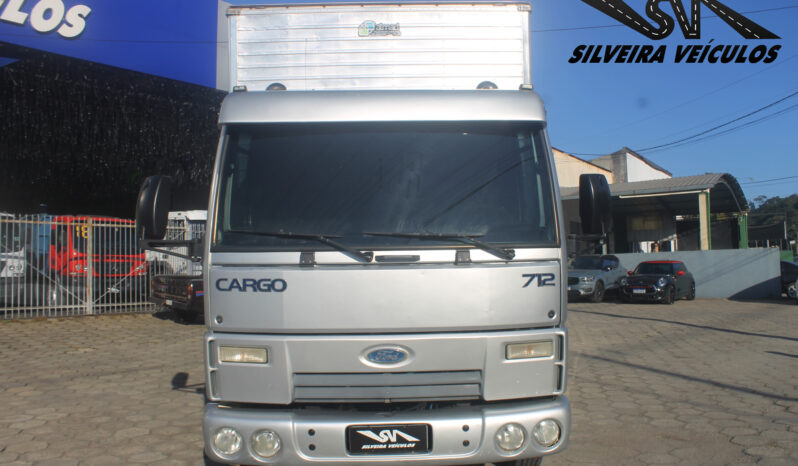 Ford Cargo 712 – Ano: 2012 – Baú cheio