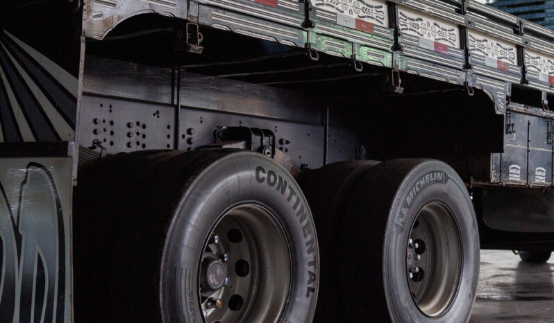 VW 25-390 Constellation Bi-Truck – Ano: 2013 – Carroceria cheio