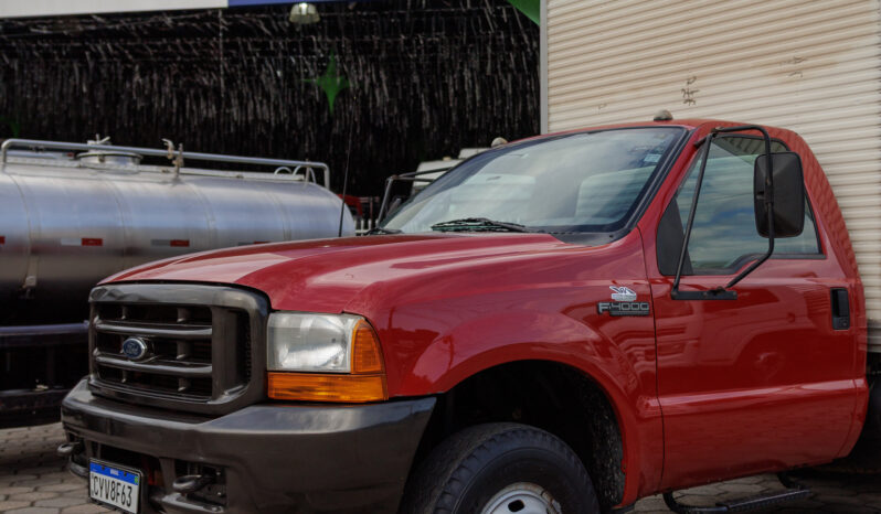Ford F-4000 – Ano: 2000 – Baú cheio