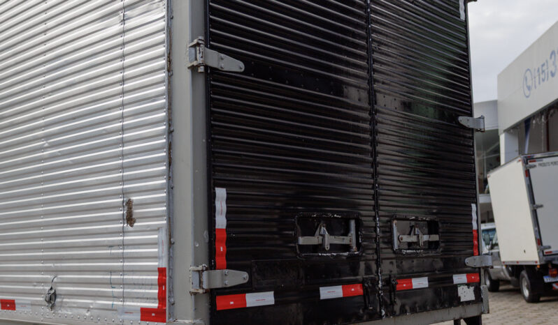 Ford F-4000 – Ano: 2000 – Baú cheio