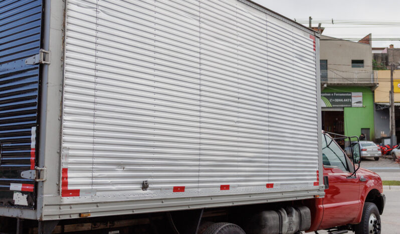 Ford F-4000 – Ano: 2000 – Baú cheio