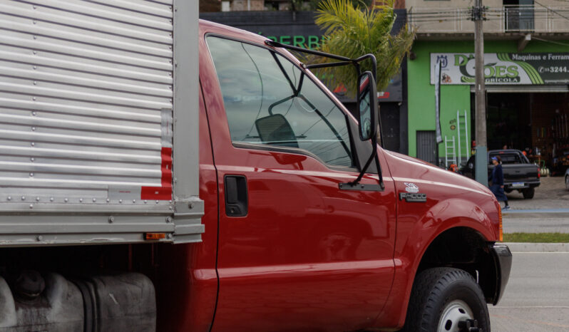 Ford F-4000 – Ano: 2000 – Baú cheio