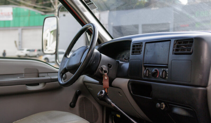 Ford F-4000 – Ano: 2000 – Baú cheio