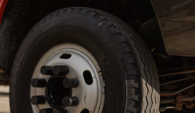 Ford F-4000 – Ano: 2000 – Baú cheio