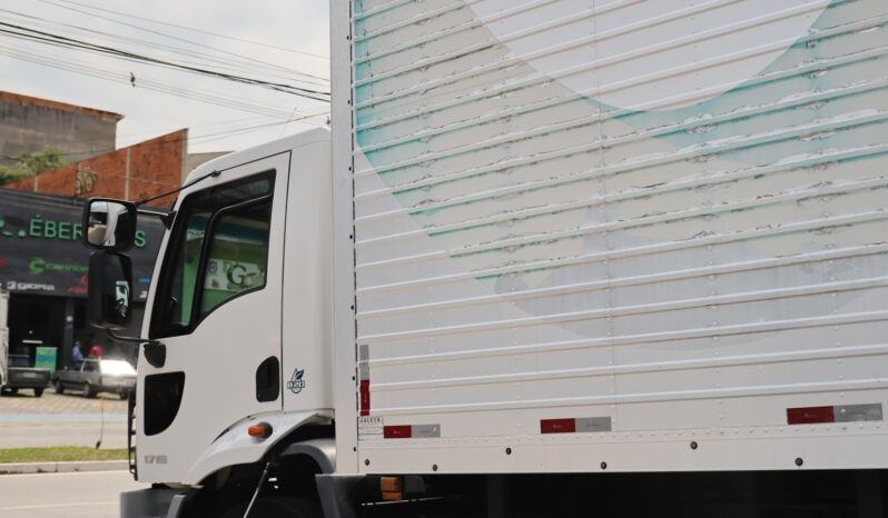 Ford Cargo 1719 – Ano: 2014 – Baú cheio