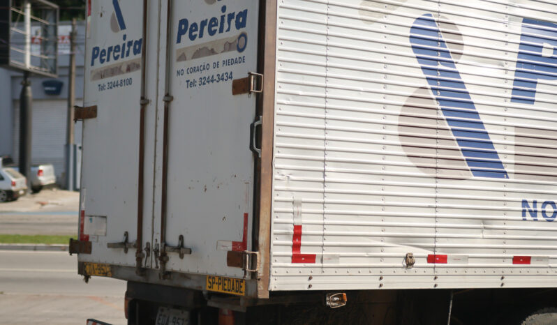 Ford Cargo 712 – Ano: 2011 – Baú cheio