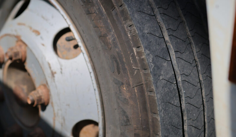 Ford Cargo 712 – Ano: 2011 – Baú cheio