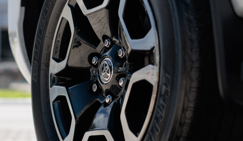 Toyota Hilux SRX – Ano: 2024 – Baixo Km cheio