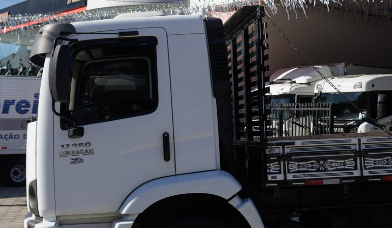 VW 17-250 Constellation – Ano: 2011 – Carroceria cheio