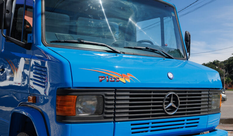 Mercedes-Benz 710 Plus – Ano: 2004 – Baú + Plataforma cheio