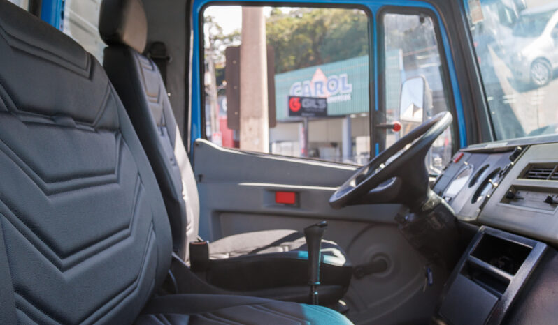 Mercedes-Benz 710 Plus – Ano: 2004 – Baú + Plataforma cheio