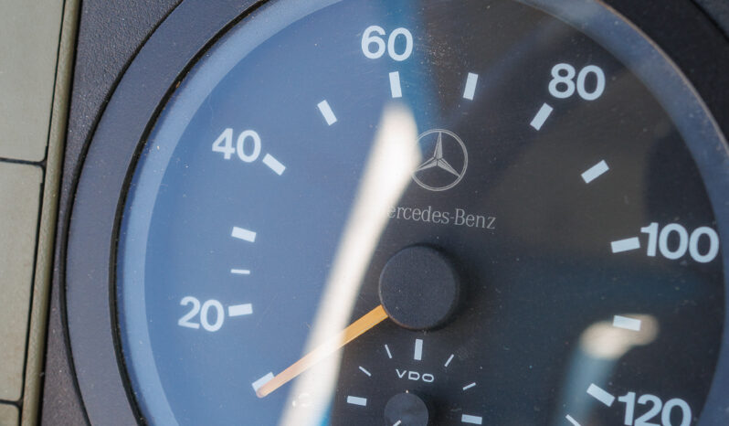 Mercedes-Benz 710 Plus – Ano: 2004 – Baú + Plataforma cheio