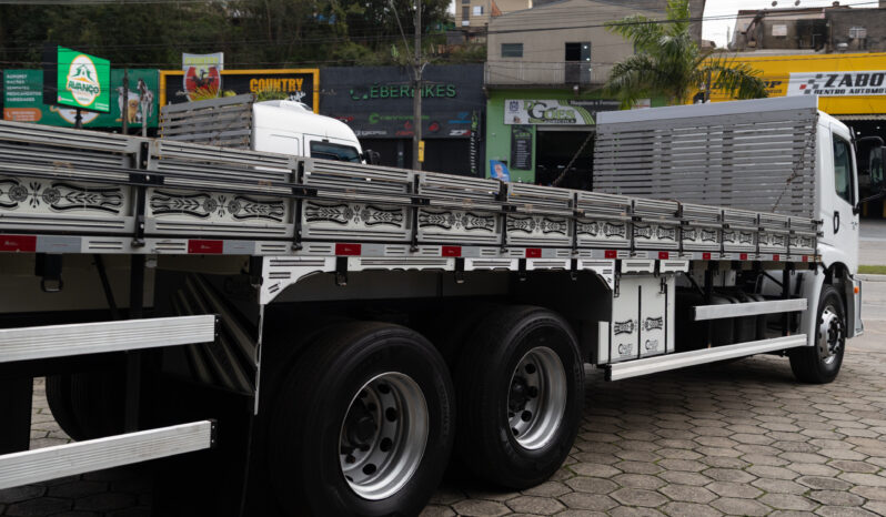 VW 24-250 Constellation – Ano: 2010 – Carroceria cheio