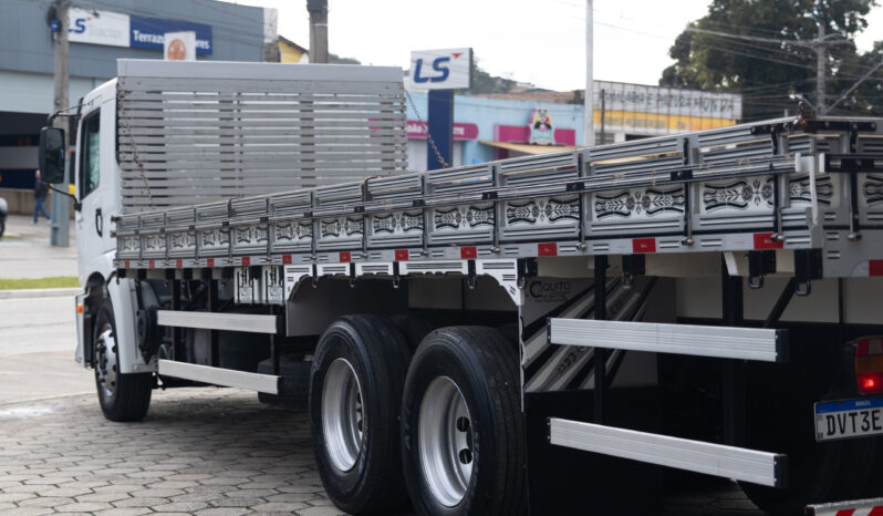 VW 24-250 Constellation – Ano: 2010 – Carroceria cheio