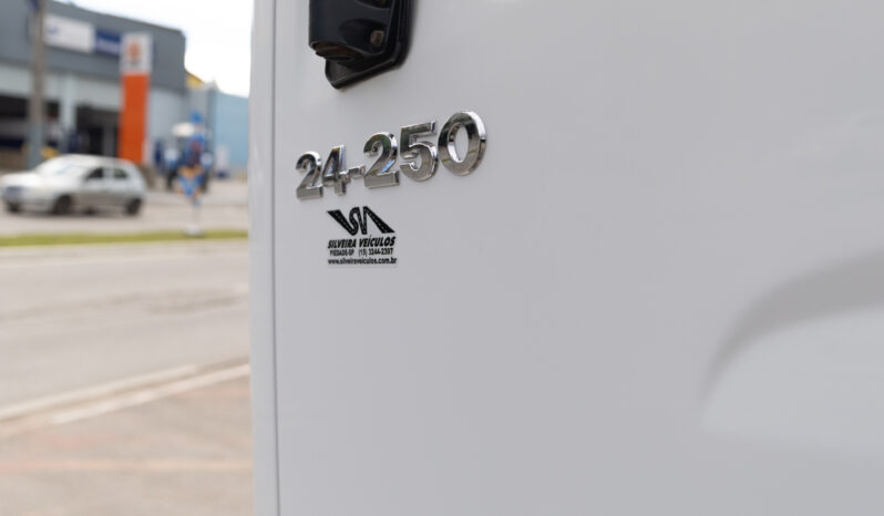 VW 24-250 Constellation – Ano: 2010 – Carroceria cheio