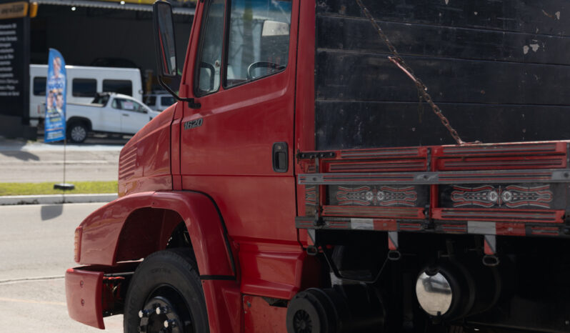 Mercedes-Benz 1620 – Ano: 2001 – Carroceria cheio