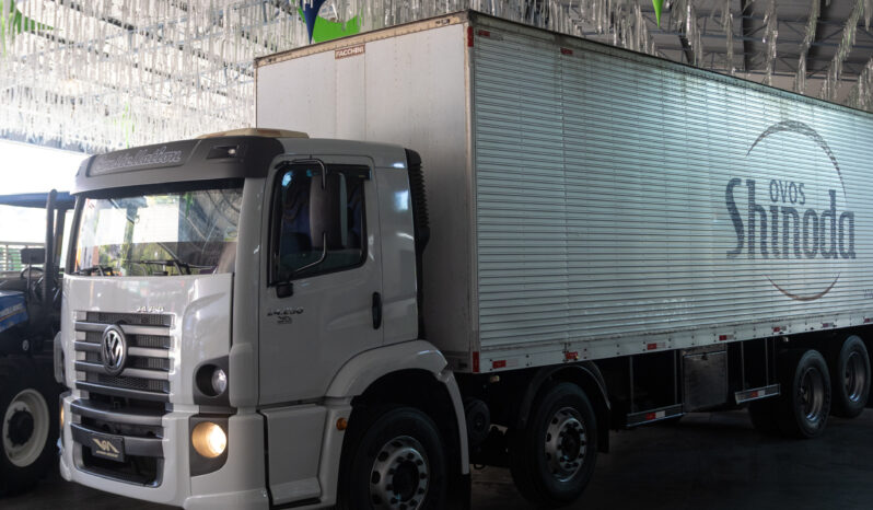 VW 24-250 Constellation Bitruck – Ano: 2010 – Baú cheio