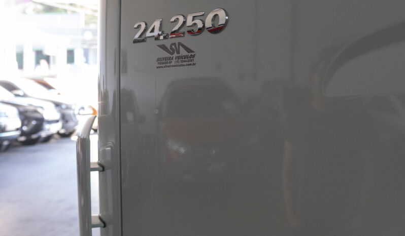 VW 24-250 Constellation Bitruck – Ano: 2010 – Baú cheio