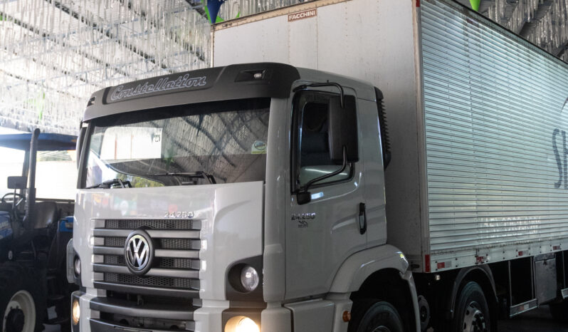 VW 24-250 Constellation Bitruck – Ano: 2010 – Baú cheio